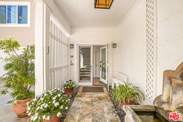 1647 N Beverly Glen Boulevard, Los Angeles CA: https://media.crmls.org/mediaz/553032c1-08b3-4365-80e5-d5743ca154bf.jpg