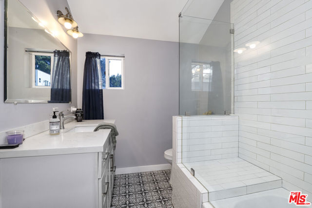 319 Chestnut Avenue, Los Angeles CA: https://media.crmls.org/mediaz/55307204-0aad-4bed-99c7-18e0592f09c0.jpg