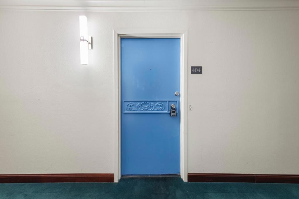 https://media.crmls.org/mediaz/553102fa-208d-4688-a43d-7e99d182b129.jpg?preset=X-Large