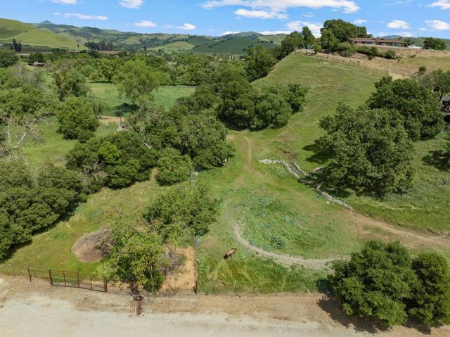 804 Comstock Road, Hollister CA: https://media.crmls.org/mediaz/55313c1e-251c-4643-8578-3af52e3d827b.jpg