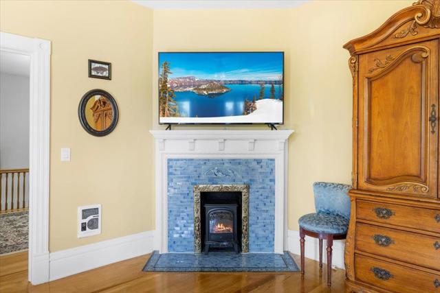 Image 40 of 71 For 223 Oregon Street