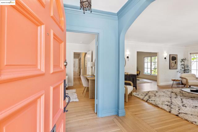 924 Trestle Glen Rd, Oakland CA: https://media.crmls.org/mediaz/55336eea-e0f5-48bf-94c7-b0e6c41defcb.jpg