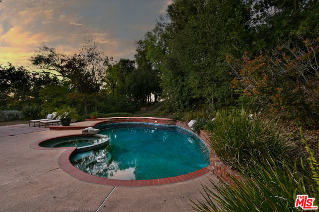 4734 Louise Avenue photo 72