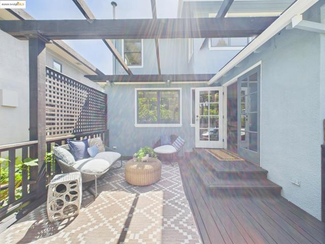 5920 Ivanhoe Rd, Oakland CA: https://media.crmls.org/mediaz/55339dab-71c6-4172-88d0-00ac8b5f87ce.jpg