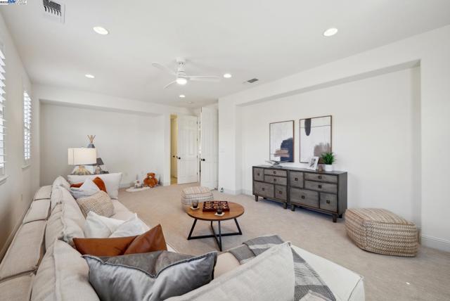 2307 Vineyard Heights Ln, Pleasanton CA: https://media.crmls.org/mediaz/5533def8-8d38-4553-a8ab-8c41ea6d37cb.jpg