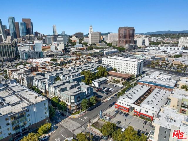 120 S Hewitt Street, Los Angeles CA: https://media.crmls.org/mediaz/5533ee71-391b-4c6c-812f-713fd80d5513.jpg