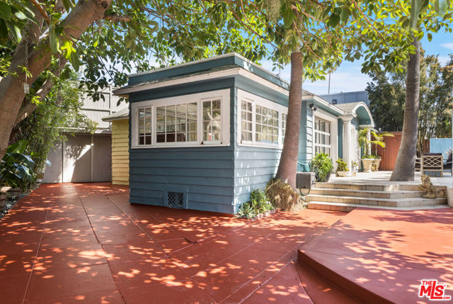 837 Venice Boulevard, Venice CA: https://media.crmls.org/mediaz/553446a7-4bca-40d1-8fe2-3433afec5fd0.jpg