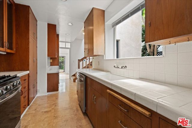 1018 Wellesley Avenue, Los Angeles CA: https://media.crmls.org/mediaz/5534e695-463d-4da9-a352-b0421b988adc.jpg