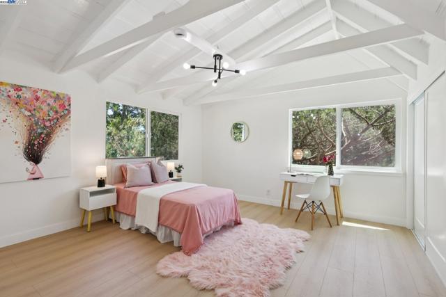 1218 Lattie Ln, Mill Valley CA: https://media.crmls.org/mediaz/5534eae1-b1e5-4d64-8c90-d6b9a13e119b.jpg