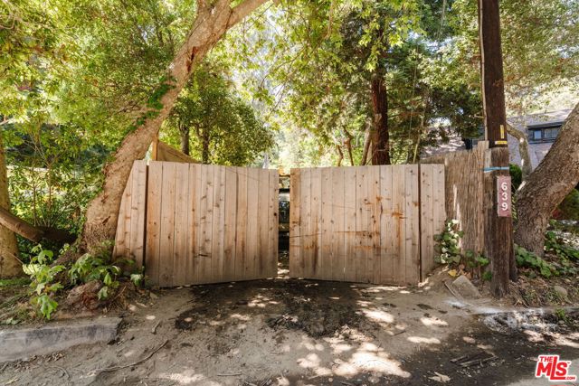 639 Hightree Road, Santa Monica CA: https://media.crmls.org/mediaz/55358194-3958-455b-8e56-39ba795ee446.jpg