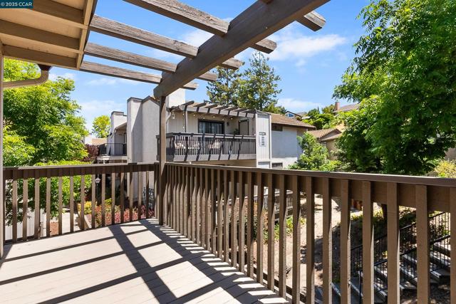 1383 Hull Ln, Martinez CA: https://media.crmls.org/mediaz/5535a1fc-2c9d-4ab9-84d8-f7db858baf29.jpg