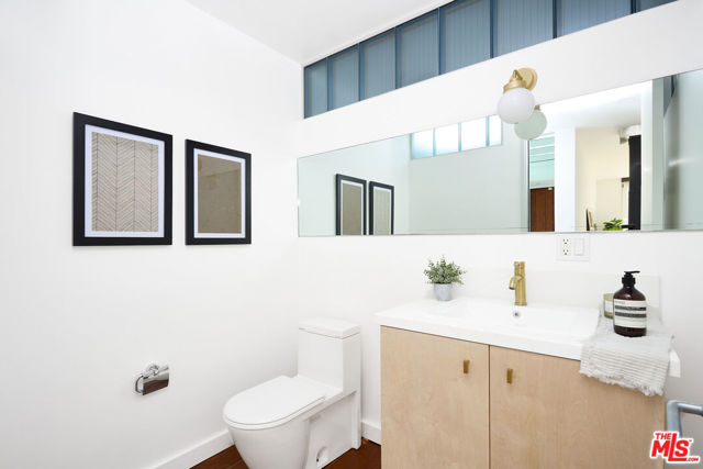 5106 Pacific Avenue, Marina del Rey CA: https://media.crmls.org/mediaz/5535e8b0-73df-46f1-b6fb-a539fecf0f98.jpg