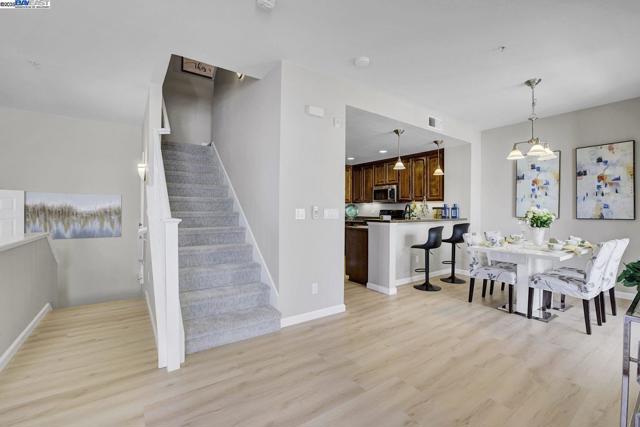 40702 Greystone Ter, Fremont CA: https://media.crmls.org/mediaz/55361f80-ec58-468a-bd35-c267888dc689.jpg