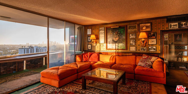 8787 Shoreham Drive, West Hollywood CA: https://media.crmls.org/mediaz/5536d84d-0595-4934-88f6-3eaf01fb6c9f.jpg