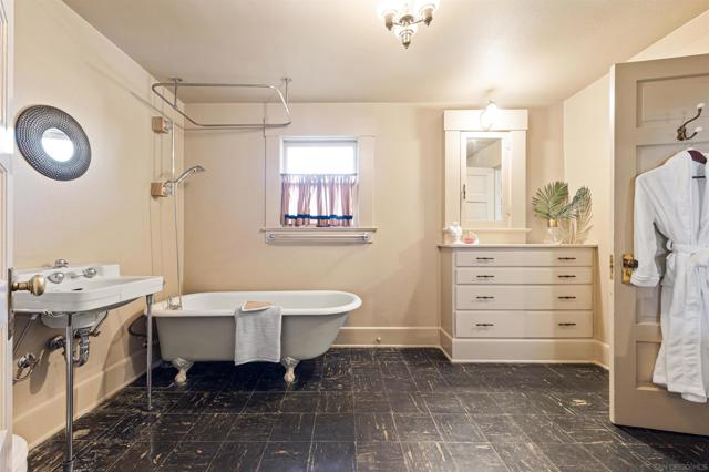 4229 Saint James Place, San Diego CA: https://media.crmls.org/mediaz/55374f1d-0c01-40fa-ba7b-5c420a5a9eb9.jpg