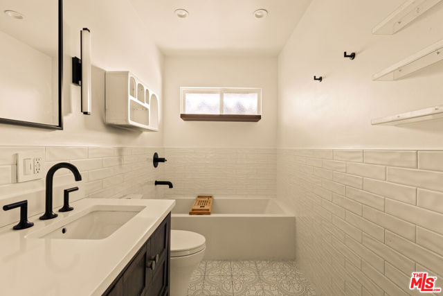 4841 Don Pio Drive, Woodland Hills CA: https://media.crmls.org/mediaz/5537ee38-b268-4bae-8d70-83c970c6832a.jpg