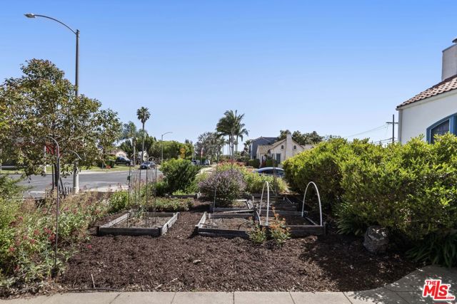 1569 S Orange Grove Avenue, Los Angeles CA: https://media.crmls.org/mediaz/5538087e-51e2-420e-985c-32c49f36c17b.jpg