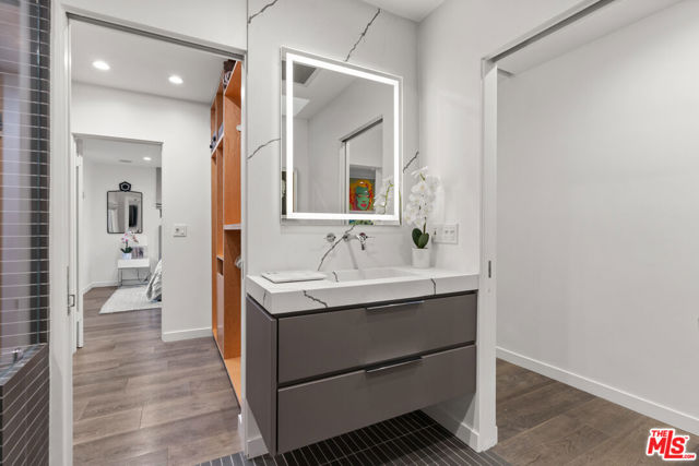602 N Whittier Drive, Beverly Hills CA: https://media.crmls.org/mediaz/55397151-bd7d-400c-8642-803d3adf5cd5.jpg