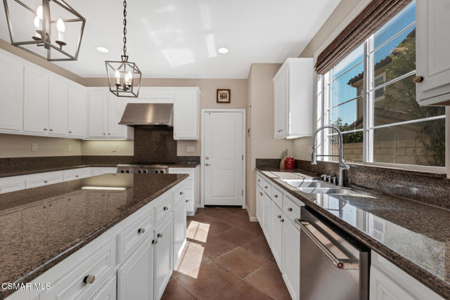 1877 Seasons Street, Simi Valley CA: https://media.crmls.org/mediaz/5539b0ea-6dbf-4eba-b7d8-caa48b9f93e4.jpg
