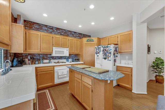 938 Camino De La Reina, San Diego CA: https://media.crmls.org/mediaz/553a2a3b-df12-48fb-a16d-ace8fbc3e61b.jpg
