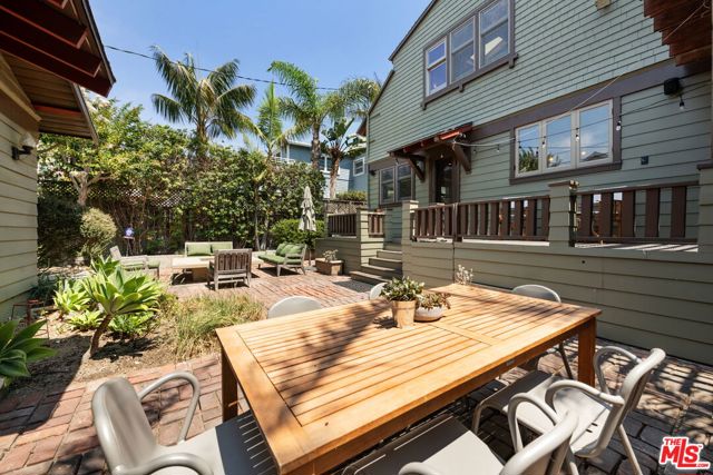 21 Park Avenue, Venice CA: https://media.crmls.org/mediaz/553a48eb-49ee-485c-af9f-c032766f8f98.jpg