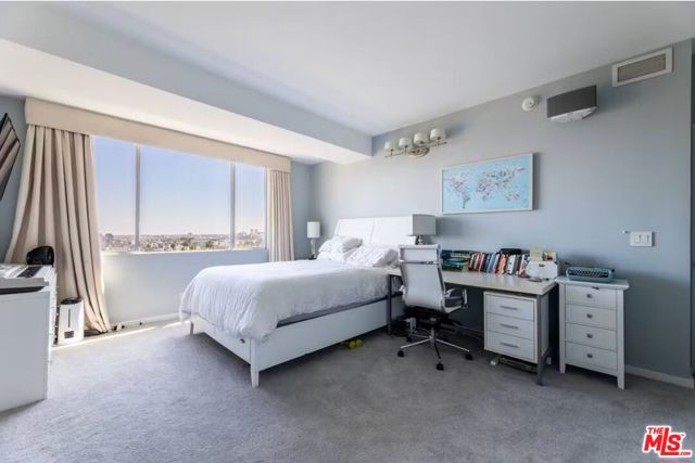 818 N Doheny Drive, West Hollywood CA: https://media.crmls.org/mediaz/553a6add-97b1-49b7-bf29-e03d09d11ce6.jpg