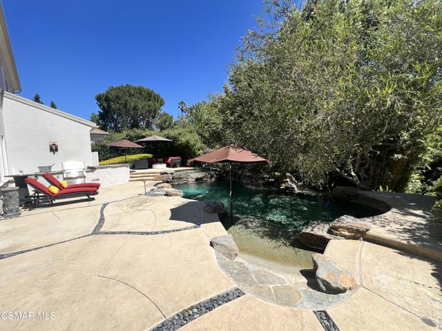 1008 N Country Club Drive, Simi Valley CA: https://media.crmls.org/mediaz/553acfde-3517-4cfd-abad-d5178205c0a6.jpg