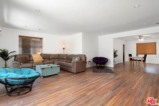 7513 Louise Avenue, Van Nuys CA: https://media.crmls.org/mediaz/553b1b2a-4f49-4eec-97e0-a614302c0f99.jpg