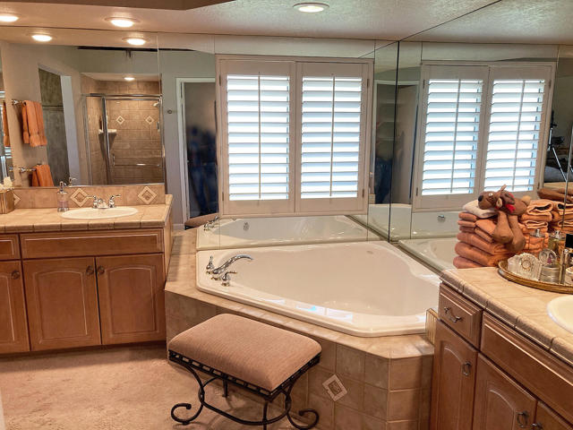 378 Desert Falls E Drive, Palm Desert CA: https://media.crmls.org/mediaz/553ba49e-8427-4ea0-a535-c73cb02d1b8c.jpg