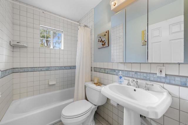 31619 21 Via Puerta Del Sol, Bonsall CA: https://media.crmls.org/mediaz/553c0250-9ef0-4bee-8c19-79f271cd3fb2.jpg