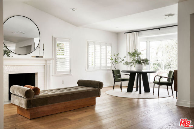 162 S Lucerne Boulevard, Los Angeles CA: https://media.crmls.org/mediaz/553c06d9-1a67-4edb-be93-ddee73c08313.jpg