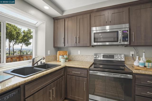 2132 Rock Pass Pl, Martinez CA: https://media.crmls.org/mediaz/553cb831-d026-46d6-a9ef-1e800469744a.jpg