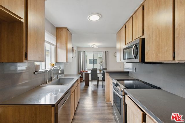 5400 Lindley Avenue, Encino CA: https://media.crmls.org/mediaz/553cc148-6090-4d75-b149-07346c598caf.jpg