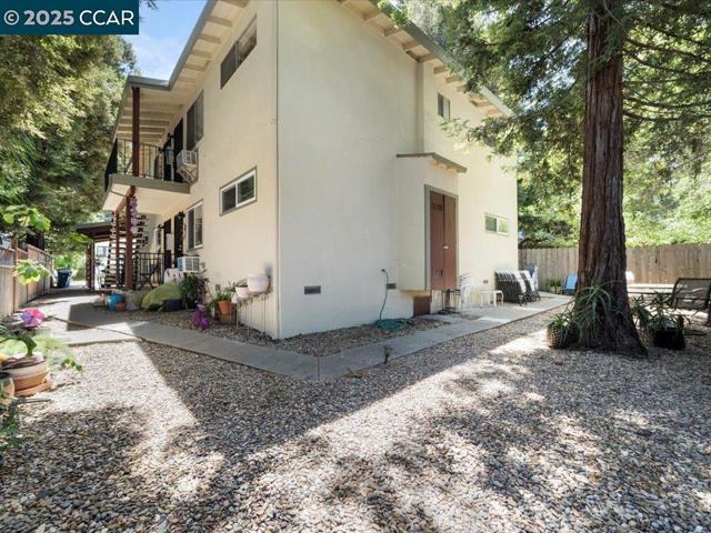 221 Green St, Martinez CA: https://media.crmls.org/mediaz/553de421-2997-4d14-8f23-9bb3787e481f.jpg