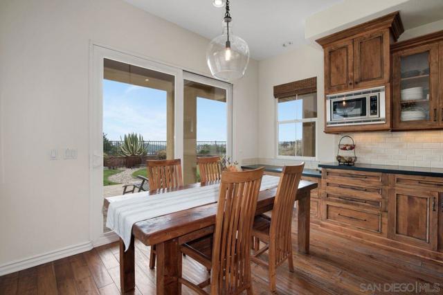 1460 Lauren Court, Encinitas CA: https://media.crmls.org/mediaz/553e1c8d-8227-49ec-9189-590a590a75ea.jpg