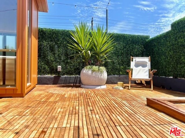 2513 Lincoln Boulevard, Venice CA: https://media.crmls.org/mediaz/553e8a62-a0f3-4bc0-a09d-db7a11ebf6e1.jpg