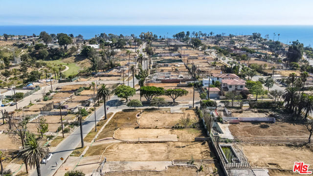709 Swarthmore Avenue, Pacific Palisades CA: https://media.crmls.org/mediaz/553ecf12-2ebd-4b2d-8db9-7a2c0631f5d6.jpg