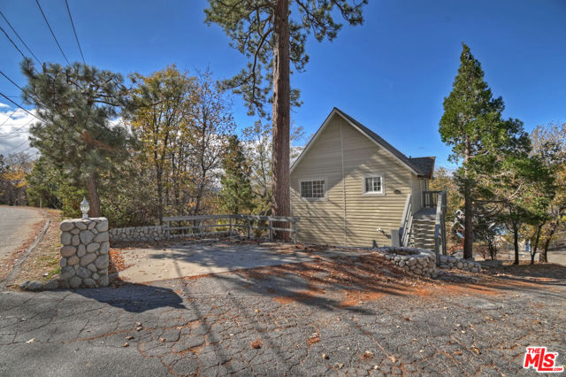 28665 Zion Drive, Lake Arrowhead CA: https://media.crmls.org/mediaz/553edf4f-0206-469c-bc49-36cd3784f90c.jpg