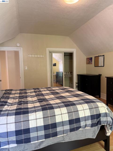 663 25TH Street, Oakland CA: https://media.crmls.org/mediaz/553f2bbe-cf18-46da-99a5-84256892f25c.jpg