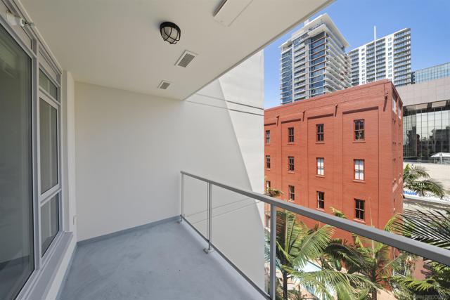1431 Pacific Hwy, San Diego CA: https://media.crmls.org/mediaz/553f5070-afb2-440e-9fc1-670dbd384bd9.jpg
