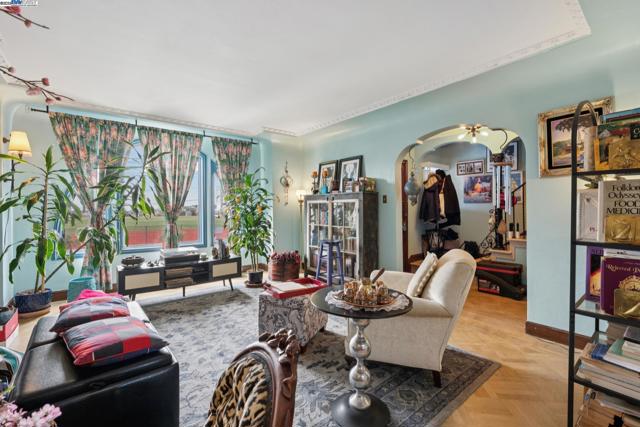 658 30Th Ave, San Francisco CA: https://media.crmls.org/mediaz/553f67e5-7480-4a88-bf95-38319659f11d.jpg