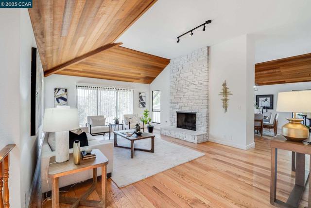 36 Candlewood Place, Walnut Creek CA: https://media.crmls.org/mediaz/5540de04-ec3b-42a2-95d2-d30c3e9df999.jpg
