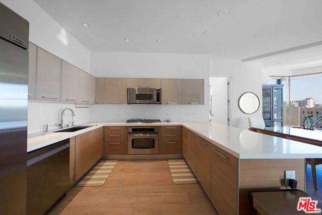 801 S Grand Avenue, Los Angeles CA: https://media.crmls.org/mediaz/5541042e-86b2-4e7d-8edc-6a22c1a6df16.jpg