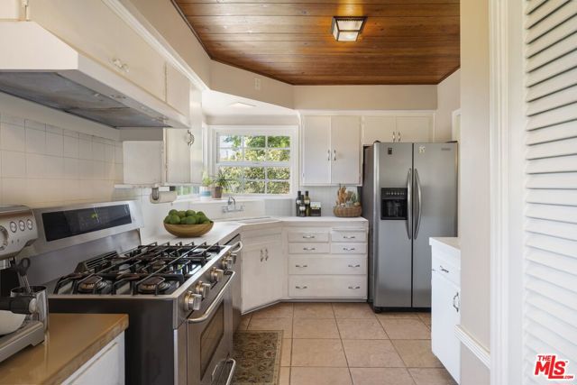 3230 Kelton Avenue, Los Angeles CA: https://media.crmls.org/mediaz/554171a4-4c9f-4490-b16b-cf9e93fd727d.jpg