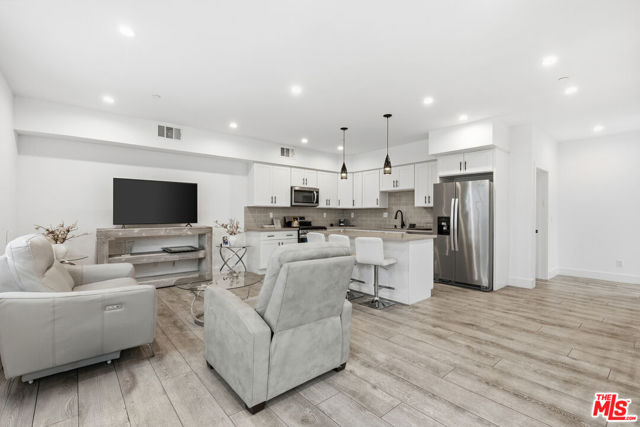 13822 Oxnard Street, Van Nuys CA: https://media.crmls.org/mediaz/5541a252-1c67-4a6b-93b9-dc9d9cec9b0f.jpg