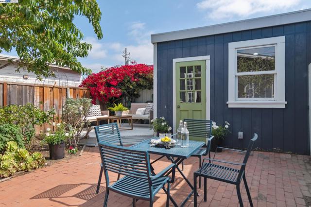 951 Madison St, Albany CA: https://media.crmls.org/mediaz/55420f96-9ee8-4dab-8bb6-01566ede746f.jpg