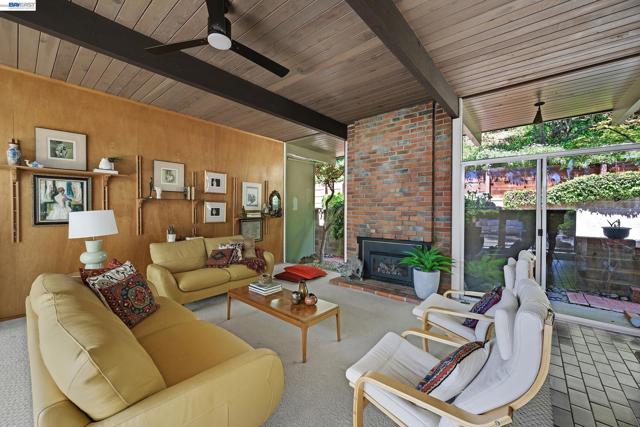 5354 Greenridge Rd, Castro Valley CA: https://media.crmls.org/mediaz/5542a159-2d23-4242-9b9f-62ebece68378.jpg