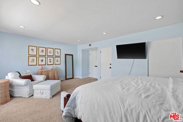 4329 Redwood Avenue, Marina del Rey CA: https://media.crmls.org/mediaz/5543c8da-9ca4-42a9-a6bb-08e27de05f85.jpg