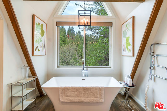 161 Rocky Point Road, Lake Arrowhead CA: https://media.crmls.org/mediaz/554423f7-79fa-444e-98ed-0915ca476633.jpg