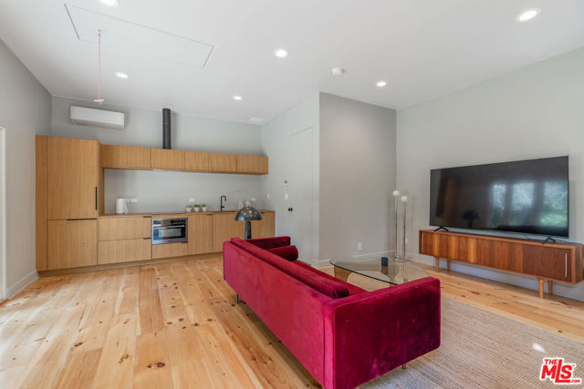 809 S Muirfield Road, Los Angeles CA: https://media.crmls.org/mediaz/554468b8-032a-4bd3-aa64-e5ed459ea1f7.jpg